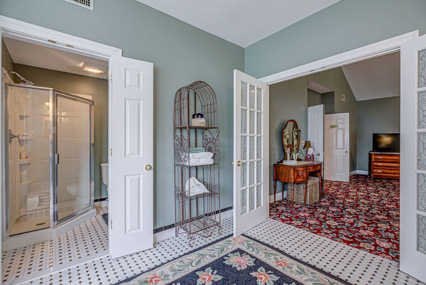 Queen Anne Suite Photo 8